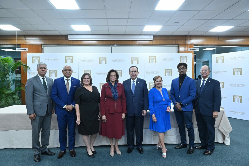 Grupo de empleados posando juntos