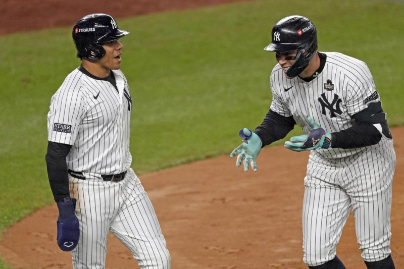 Dos jugadores de los Yankees celebran