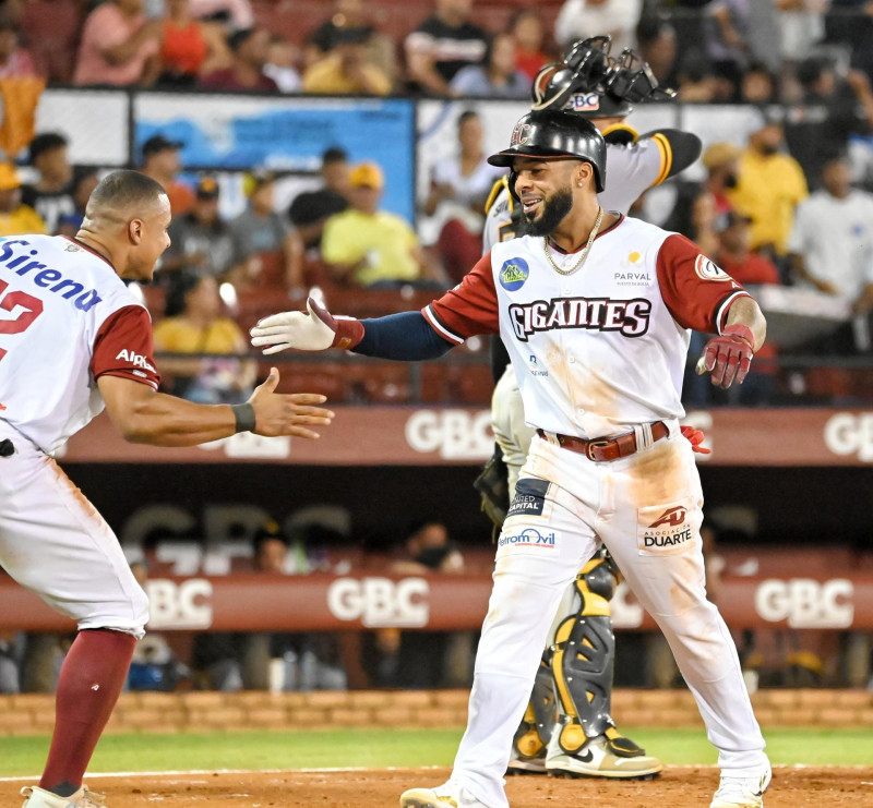 Jugadores celebran jonrón con alegría