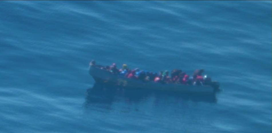 Bote con migrantes en el mar