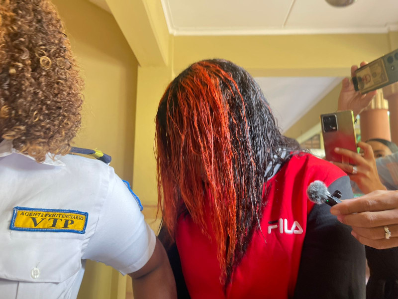 Mujer de pelo negro en rojo