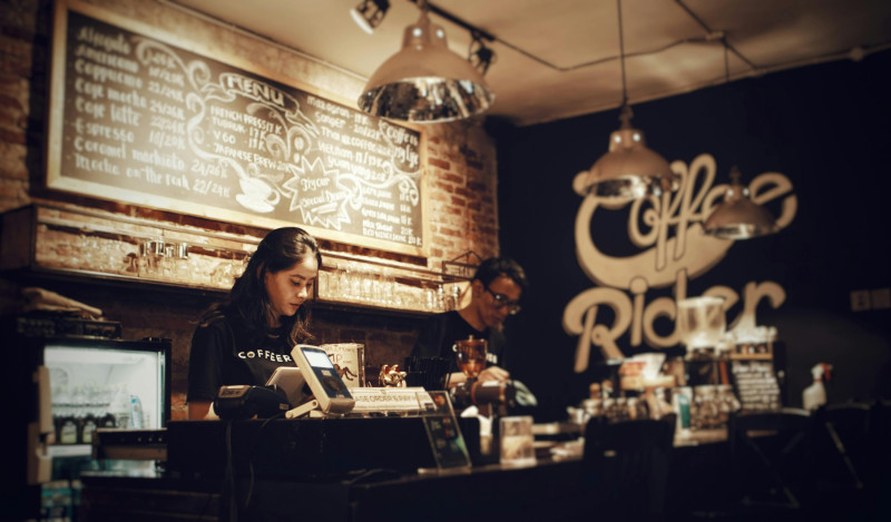 Empleados trabajando en cafetería