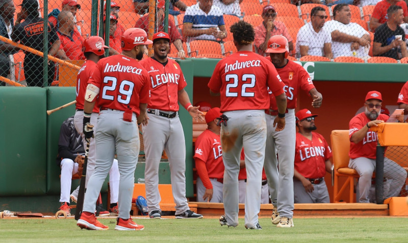 Jugadores béisbol uniformados de rojo