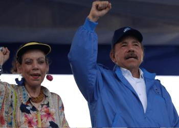 Pareja levanta puños en celebración