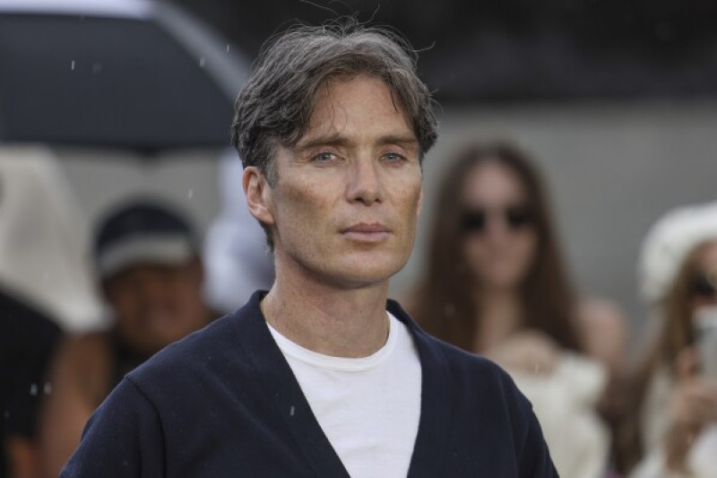 Cillian Murphy con camisa blanca