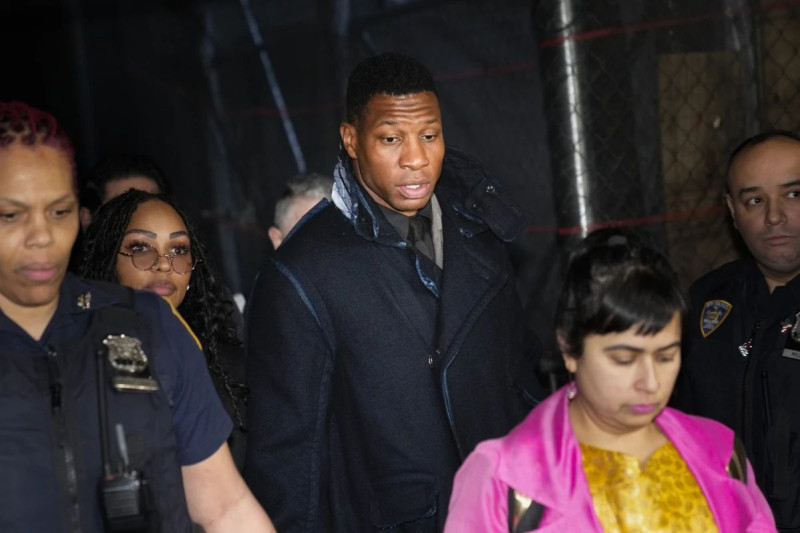 Jonathan Majors escoltado por policías