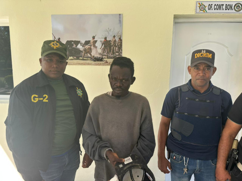 Hombres frente a puerta de iglesia