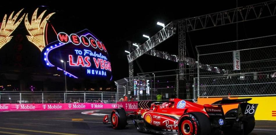 F1 de Mercedes en carrera nocturna