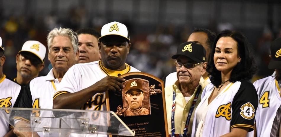 Equipo celebra con placa de béisbol