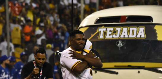 Jugador de béisbol abraza compañero