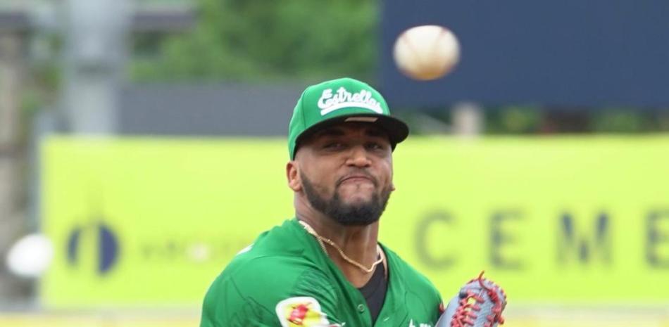 Jugador de béisbol con uniforme verde