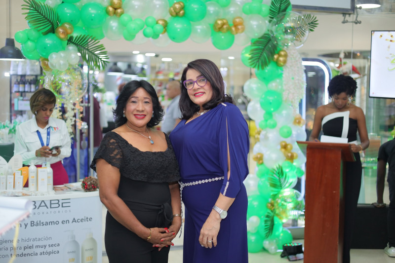 Dos mujeres sonrientes en evento