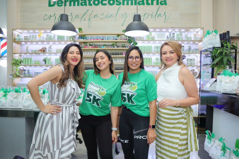 Cuatro mujeres posan en tienda