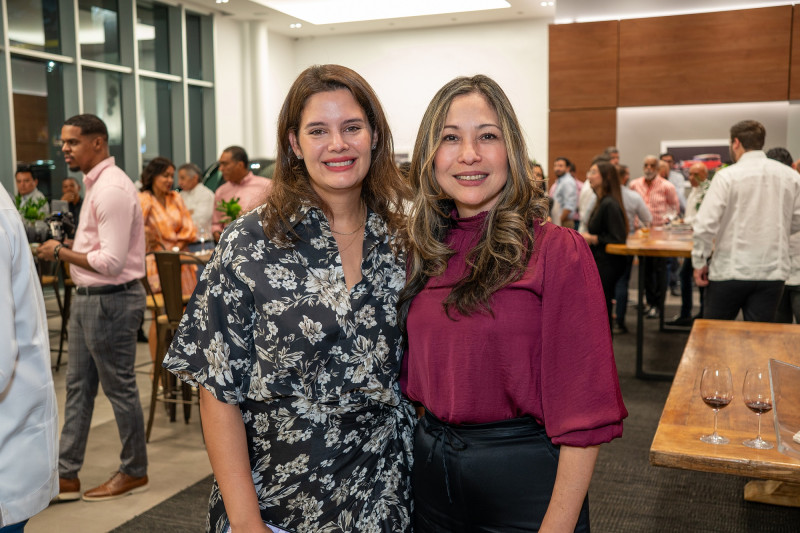 Dos mujeres sonríen en evento social