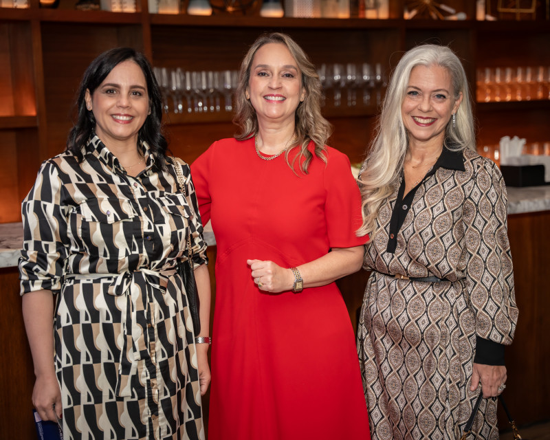 Tres mujeres sonriendo en restaurante