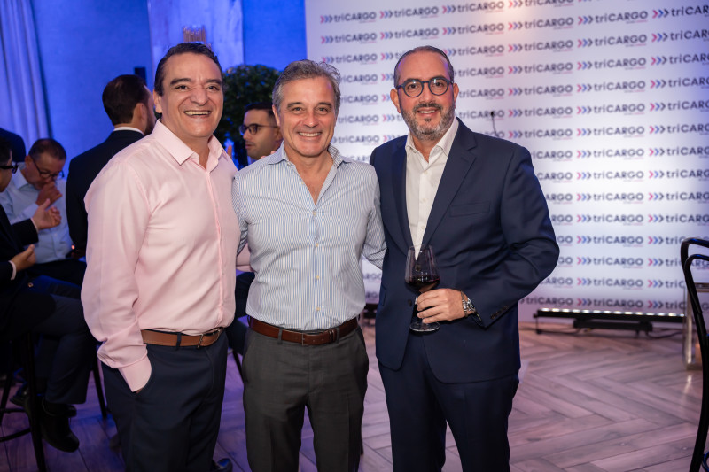 Dos hombres posando para foto