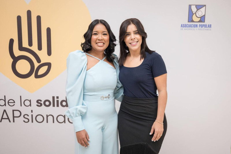 Dos jóvenes mujeres sonrientes posando juntas