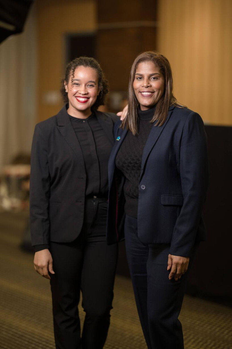 Dos mujeres ejecutivas sonriendo