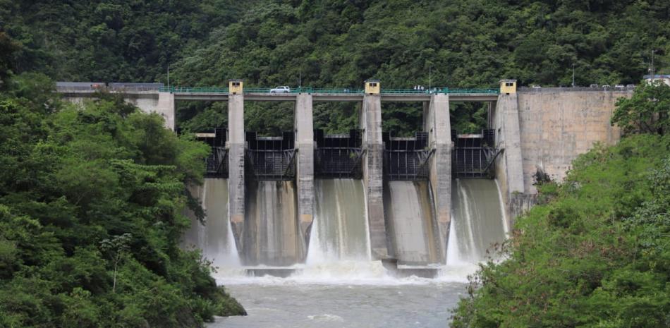 Agua desbordando presa de concreto