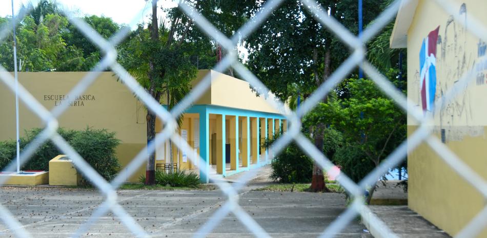 Edificio amarillo con detalles azules