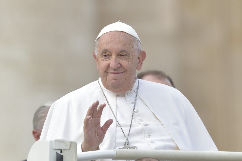 Papa Francisco sonriendo con vestimenta blanca