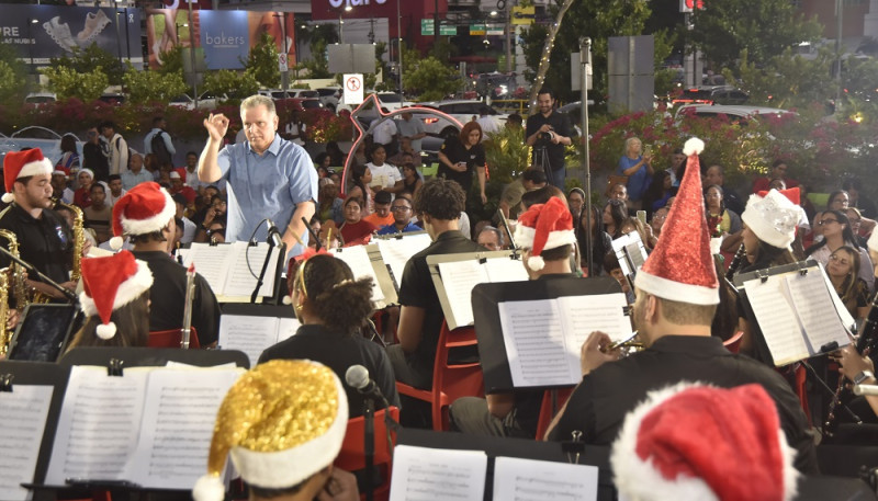 Banda navideña actúa en escenario