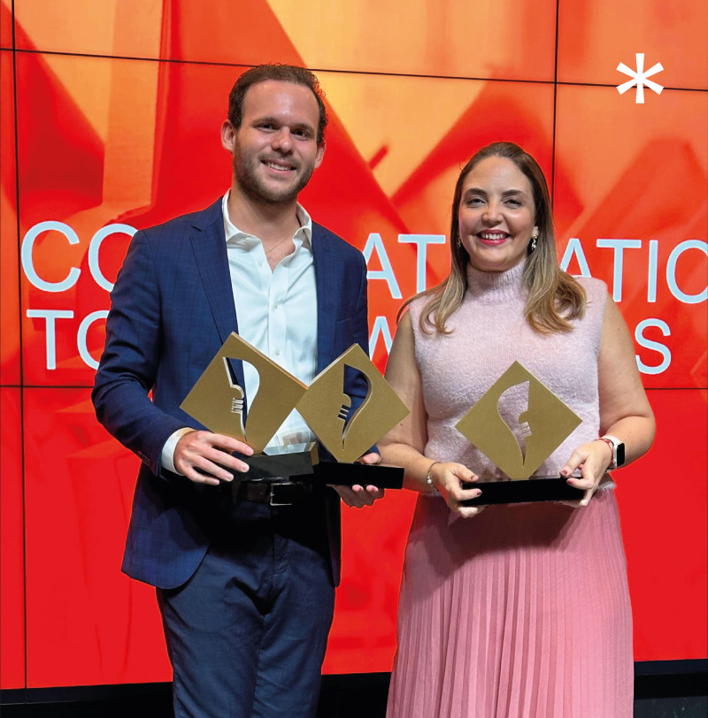 Pareja recibe premios en ceremonia