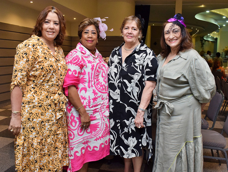 Cuatro mujeres con vestidos de gala