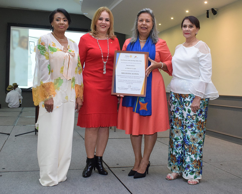 Mujeres reciben certificado en ceremonia