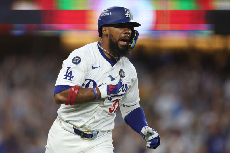 Jugador de béisbol corriendo en partido