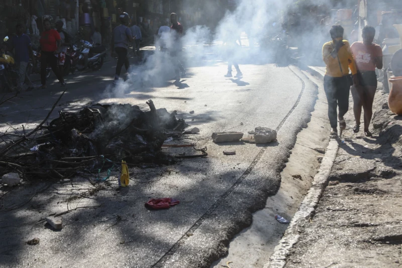 Escombros ardiendo en la carretera