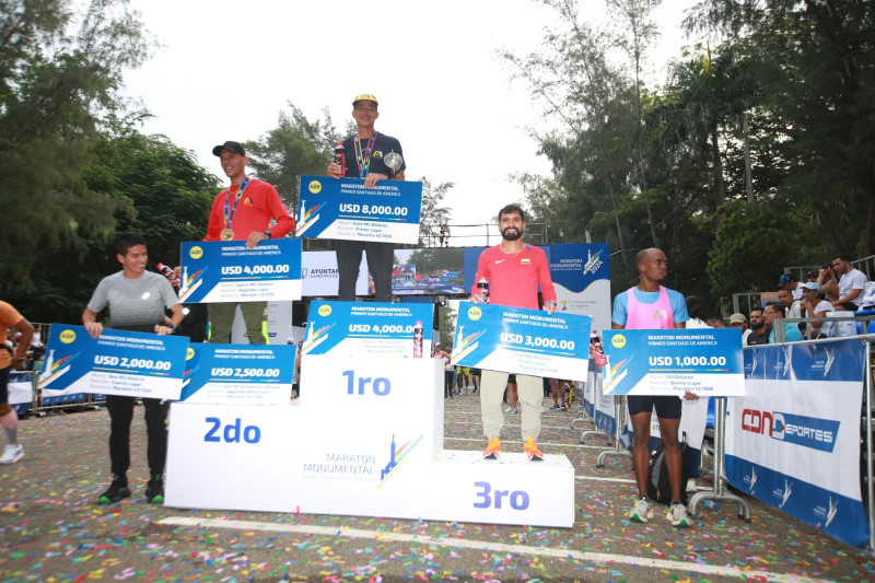 Ganadores en podio de maratón