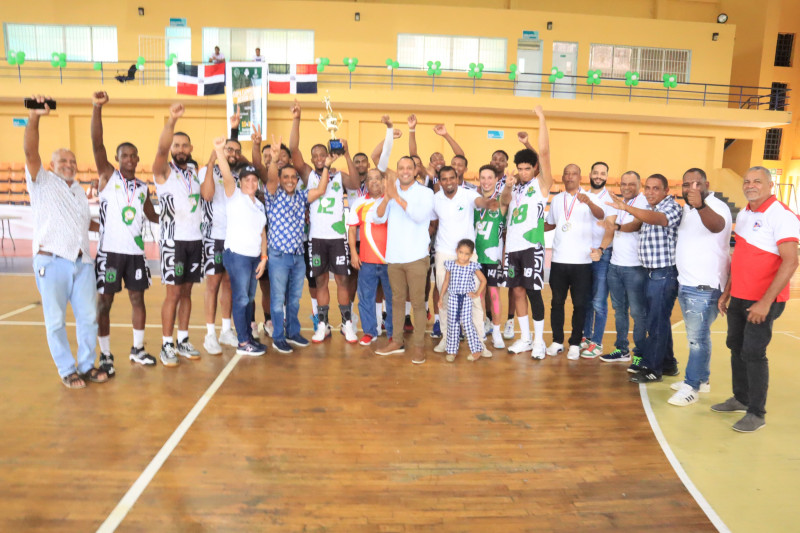 Jugadores celebran con trofeo deportivo