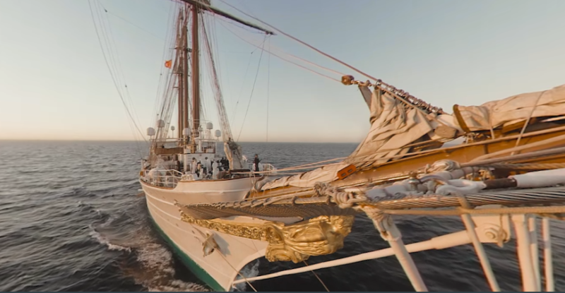 Barco blanco con velas desplegadas