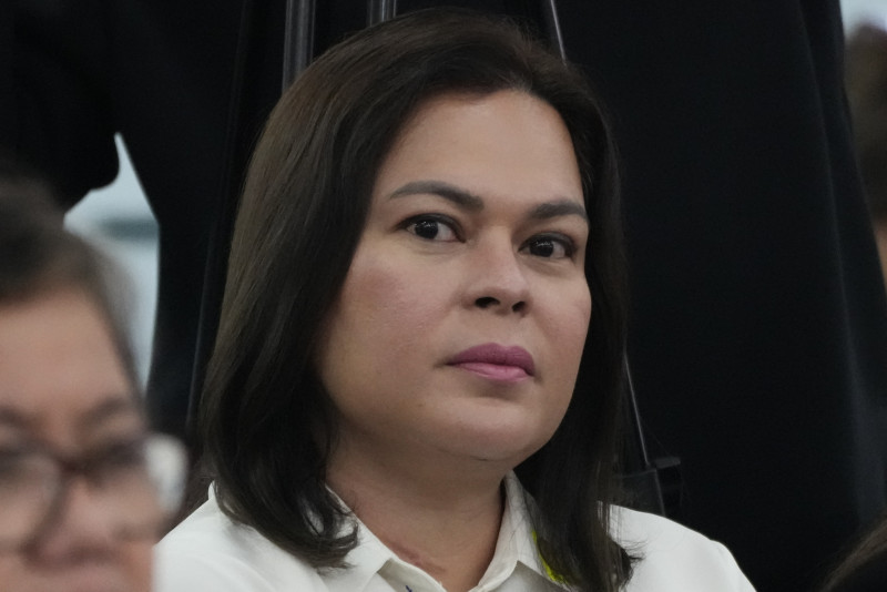 Mujer de pelo negro y blanco