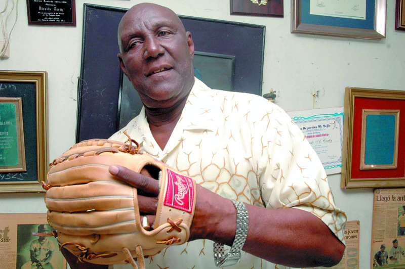 Jugador de béisbol atrapando pelota