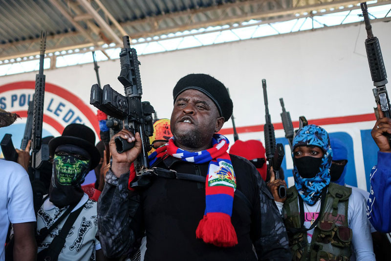 Haitiano armado con pañuelo en rostro