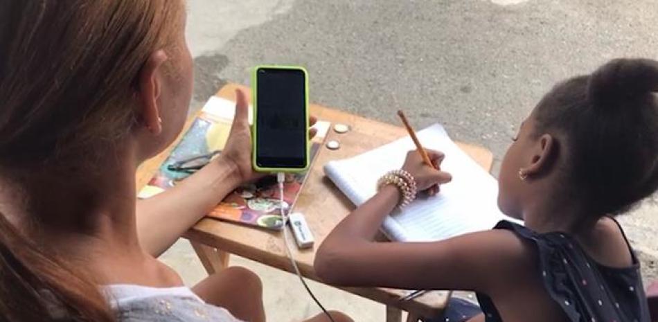 Madre e hija estudian en casa