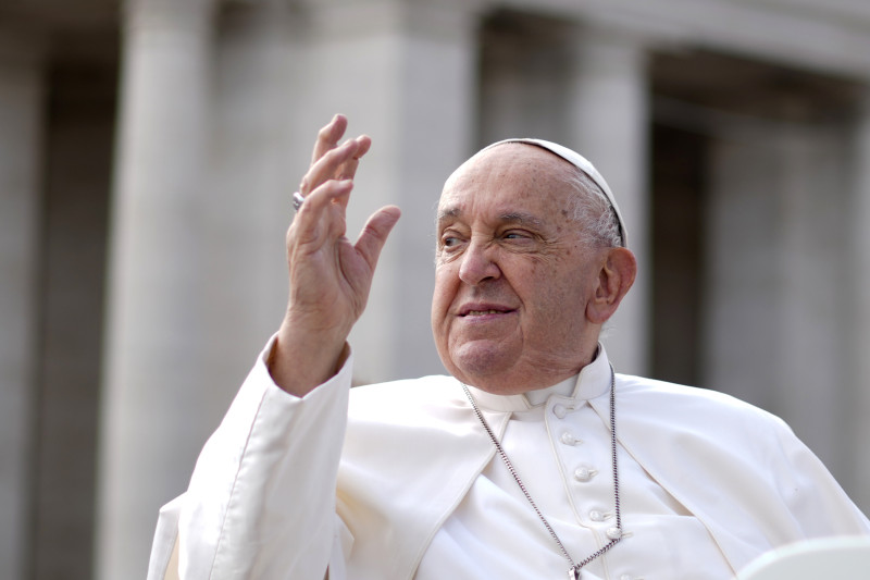 Papa Francisco saluda desde ventana