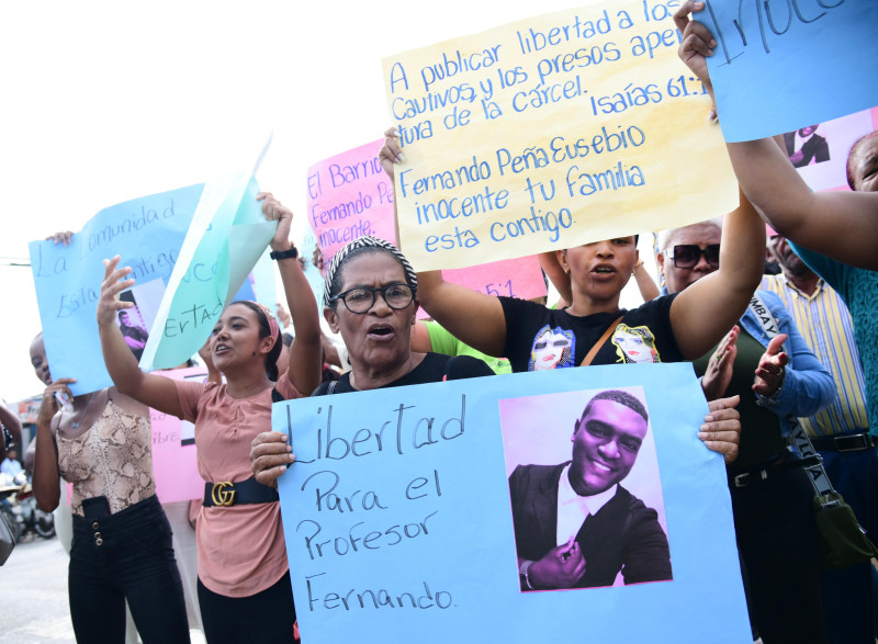 Manifestantes con carteles exigen libertad