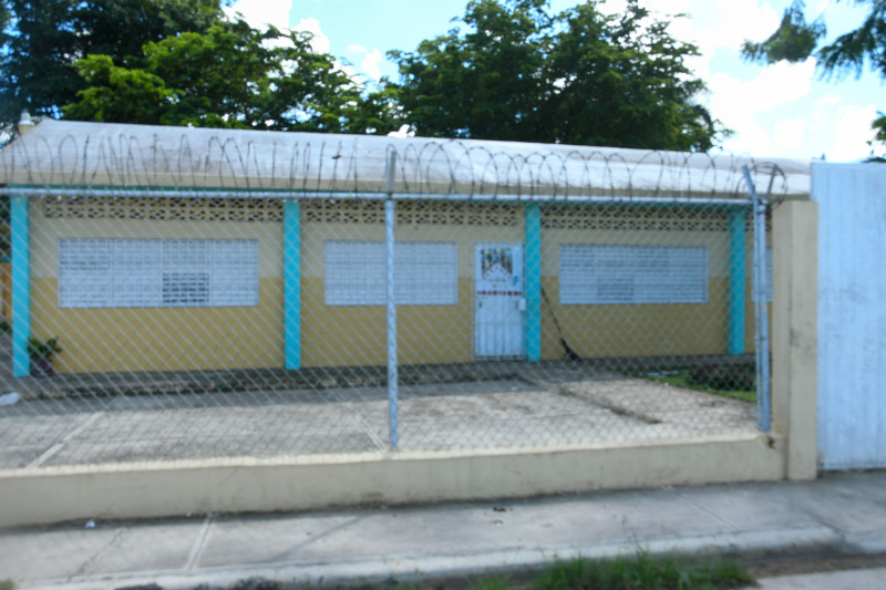 Edificio amarillo con alambrada