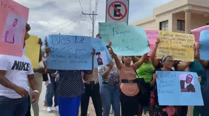 Manifestantes con carteles en la calle