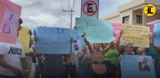 Manifestantes con carteles en protesta callejera