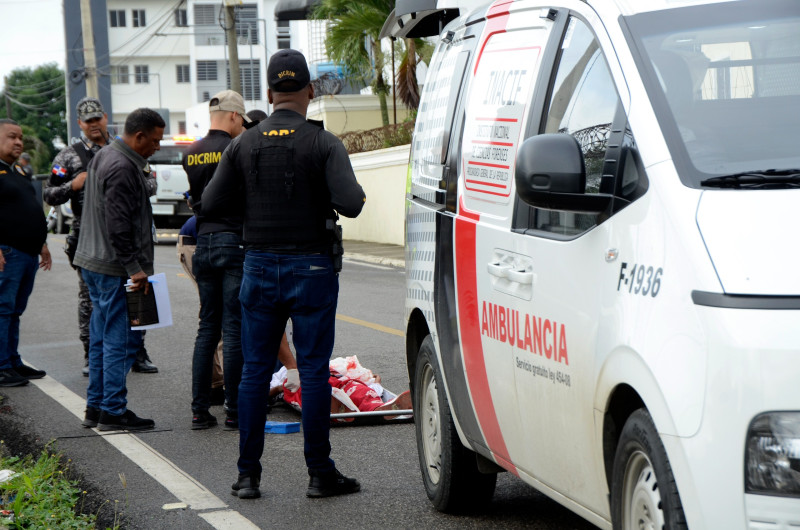 Paramédicos junto a ambulancia en carretera