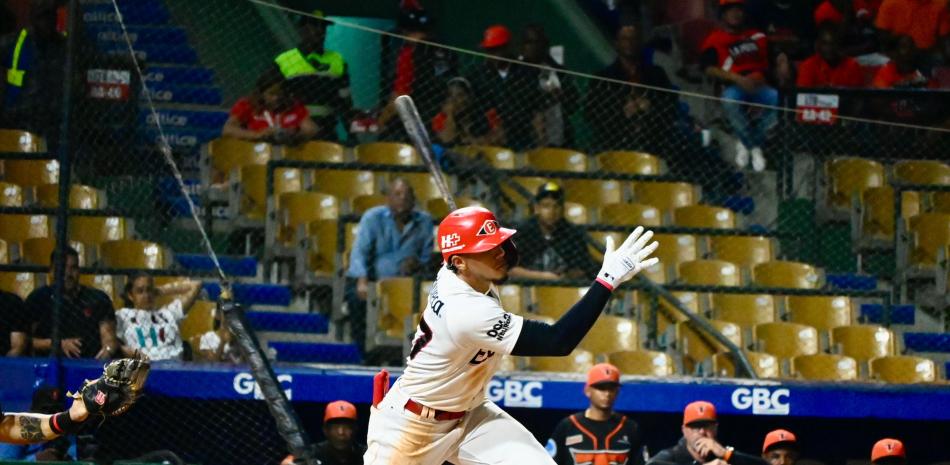 Jugador de béisbol bateando en uniforme