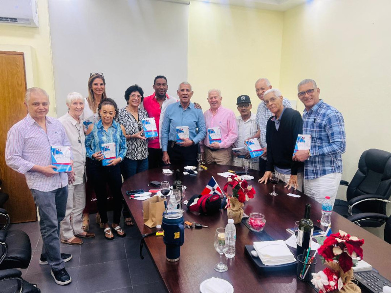 Grupo sostiene libros en biblioteca