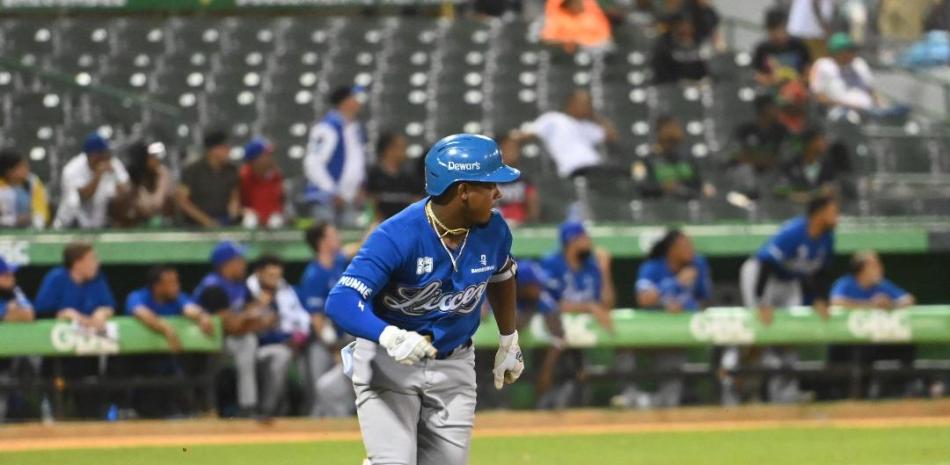 Jugador de béisbol con uniforme azul