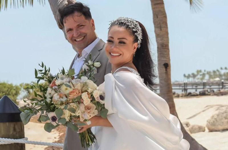 Novios en playa al atardecer