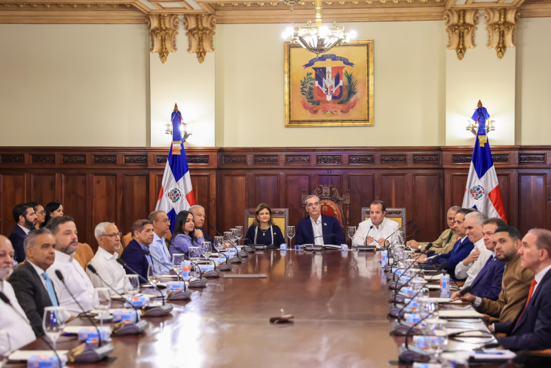 Personas reunidas en sala de juntas