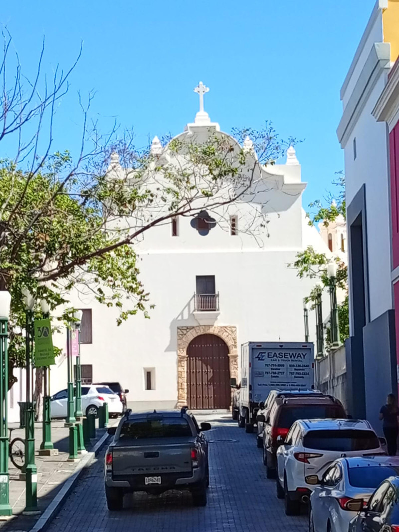 Iglesia blanca con puertas marrones